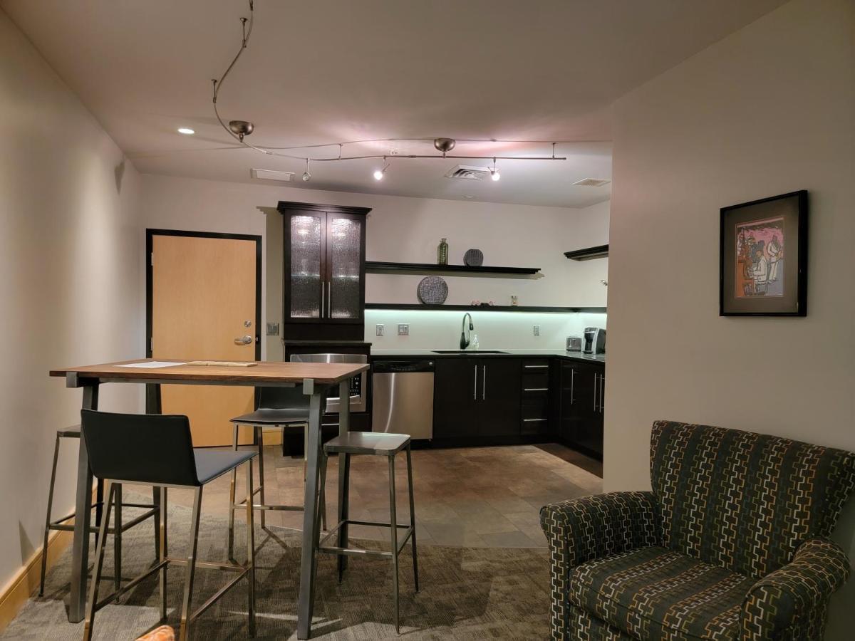 Suites At 118 Bloomington Exteriör bild